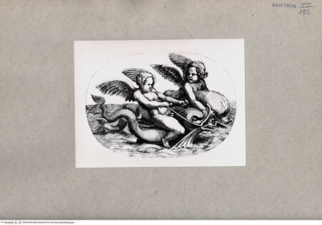 Vorderseite von  [http://creativecommons.org/publicdomain/mark/1.0/] Amoretten, Delphine reitend - , bh092565. Foto.