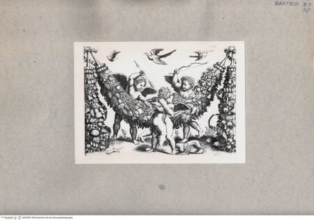 Vorderseite von  [http://creativecommons.org/publicdomain/mark/1.0/] Drei Putten, von denen einer ein Kind umarmt - , bh092807. Foto.