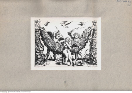 Vorderseite von  [http://creativecommons.org/publicdomain/mark/1.0/] Drei Putten, von denen einer ein Kind umarmt - , bh092808. Foto.