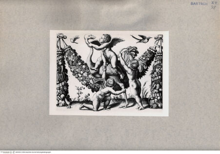 Vorderseite von  [http://creativecommons.org/publicdomain/mark/1.0/] Drei Putten spielen mit einem Strauß - , bh092812. Foto.