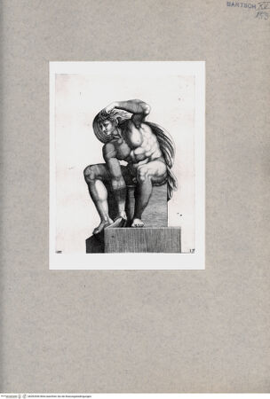 Vorderseite von  [http://creativecommons.org/publicdomain/mark/1.0/] Sitzende männliche Figur - , bh092906. Foto.