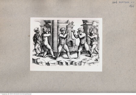 Vorderseite von  [http://creativecommons.org/publicdomain/mark/1.0/] Fünf Amoretten vor einer Ruine - , bh092972. Foto.