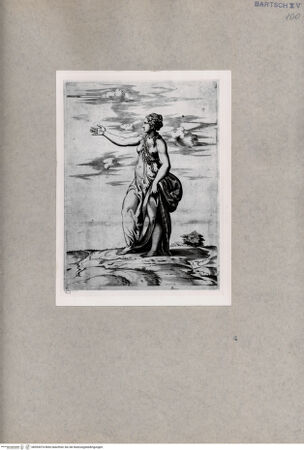 Vorderseite von  [http://creativecommons.org/publicdomain/mark/1.0/] Frau mit erhobenem rechten Arm - , bh093074. Foto.