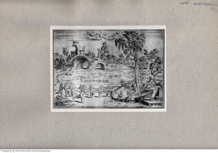 Vorderseite von  [http://creativecommons.org/publicdomain/mark/1.0/] Tanzende und musizierende Amoretten vor einer Ruine - , bh093439. Foto.