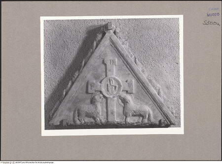 Vorderseite von Sopr. BAS NA [https://www.deutsche-digitale-bibliothek.de/content/lizenzen/rv-ez/] Fragment einer Kathedra (?) - Gesamtansicht, bh093647_recto. Foto.