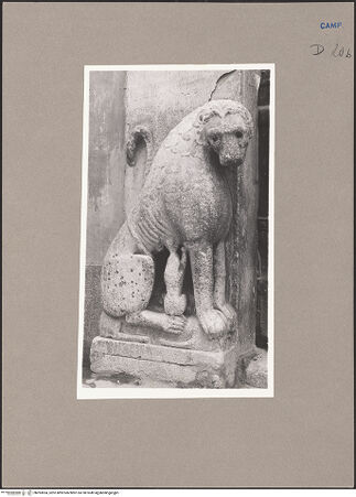 Vorderseite von Sopr. BAS NA [https://www.deutsche-digitale-bibliothek.de/content/lizenzen/rv-ez/] Porta dei Leoni (Portal des Atriums)Löwen - Löwe, links, bh093694_recto. Foto.