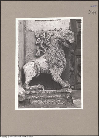 Vorderseite von Sopr. BAS NA [https://www.deutsche-digitale-bibliothek.de/content/lizenzen/rv-ez/] Mittleres PortalLöwe (links) - Frontalansicht, bh093695_recto. Foto.