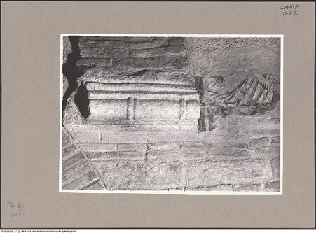 Vorderseite von Sopr. BAS NA [https://www.deutsche-digitale-bibliothek.de/content/lizenzen/rv-ez/] Szenen aus den Geburtsgeschichten Johannes' des Täufers und Jesu sowie Fragmente weiterer FreskenFragment einer Gewanddrapierung - Innenraum, Detail: Mauerwerk und Freskenfragment, bh093704_recto. Foto.