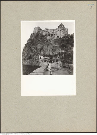 Vorderseite von Bibliotheca Hertziana [https://www.deutsche-digitale-bibliothek.de/content/lizenzen/rv-fz/] Castello Aragonese - Castello und Brücke, bh093911_recto. Foto: Lehmann-Brockhaus, Otto.