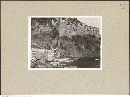 Vorderseite von Bibliotheca Hertziana [https://www.deutsche-digitale-bibliothek.de/content/lizenzen/rv-fz/] Castello Aragonese - Castello, Befestigung zum Meer, bh093915_recto. Foto: Lehmann-Brockhaus, Otto.