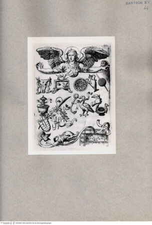 Vorderseite von  [http://creativecommons.org/publicdomain/mark/1.0/] Geflügelter Genius mit diversen Objekten - , bh094687. Foto.