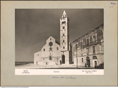 Vorderseite von Ficarelli, Bari [https://www.deutsche-digitale-bibliothek.de/content/lizenzen/rv-ez/] CattedraleWestfassade - Fassade und Campanile von Südwesten, bh094799_recto. Foto: Ficarelli, Michele.