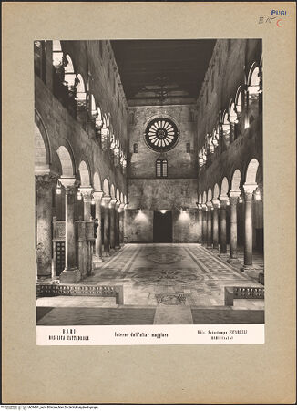 Vorderseite von Ficarelli, Bari [https://www.deutsche-digitale-bibliothek.de/content/lizenzen/rv-ez/] CattedraleMittelschiff - Blick in Richtung Innenfassade, bh094841_recto. Foto: Ficarelli, Michele.