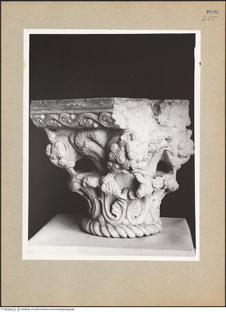 Vorderseite von Sopr. BAS BA? [https://www.deutsche-digitale-bibliothek.de/content/lizenzen/rv-ez/] Kapitell aus einem Ziborium einer Nebenapsis - Gesamtansicht, bh094950_recto. Foto.