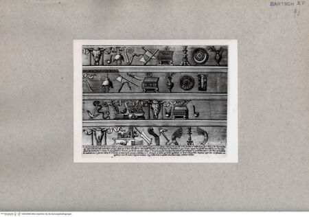 Vorderseite von  [http://creativecommons.org/publicdomain/mark/1.0/] Antikes Fries - , bh094980. Foto.