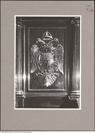 Vorderseite von ICCD [https://www.deutsche-digitale-bibliothek.de/content/lizenzen/rv-ez/] Detail eines Wappens, bh095024_recto. Foto.