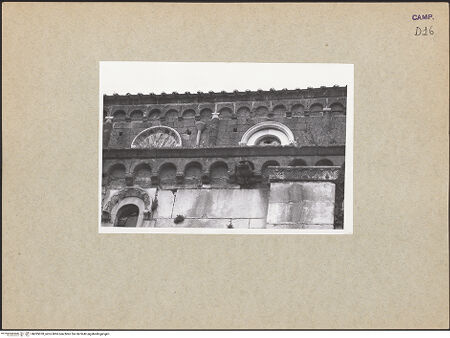 Vorderseite von Ranke [https://www.deutsche-digitale-bibliothek.de/content/lizenzen/rv-ez/] DuomoSüdwestfassade - Detail: Gesims, bh095078_recto. Foto.