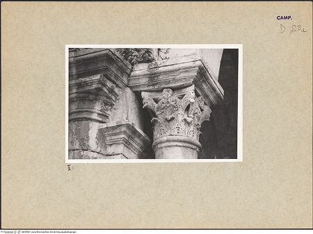 Vorderseite von Ranke [https://www.deutsche-digitale-bibliothek.de/content/lizenzen/rv-ez/] Pfeiler und KonsolenZweiter ArkadenpfeilerKorinthisches Kapitell - Westseite, bh095081_recto. Foto.