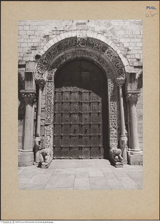 Vorderseite von Ficarelli, Bari [https://www.deutsche-digitale-bibliothek.de/content/lizenzen/rv-ez/] Hauptportal - Gesamtansicht, bh095275_recto. Foto: Ficarelli, Michele.