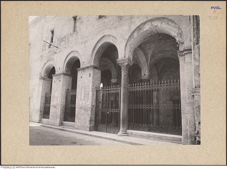 Vorderseite von Ficarelli, Bari [https://www.deutsche-digitale-bibliothek.de/content/lizenzen/rv-ez/] Chiesa di OgnissantiPortikus - Fassade, Ansicht von Südwesten, bh095279_recto. Foto: Ficarelli, Michele.