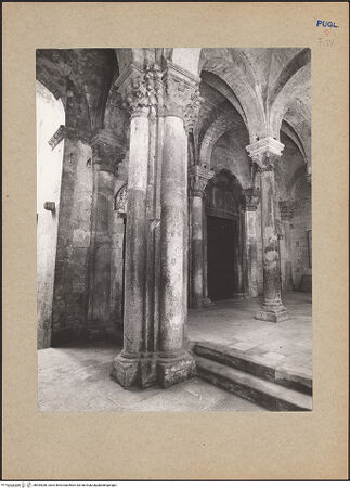 Vorderseite von Ficarelli, Bari [https://www.deutsche-digitale-bibliothek.de/content/lizenzen/rv-ez/] Chiesa di OgnissantiPortikus - Innenansicht von Nordwesten, bh095280_recto. Foto: Ficarelli, Michele.