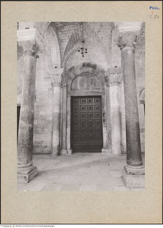 Vorderseite von Ficarelli, Bari [https://www.deutsche-digitale-bibliothek.de/content/lizenzen/rv-ez/] Chiesa di OgnissantiPortikus - Hauptportal von Westen, bh095282_recto. Foto: Ficarelli, Michele.