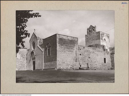 Vorderseite von Ficarelli, Bari [https://www.deutsche-digitale-bibliothek.de/content/lizenzen/rv-ez/] Abbazia di Santa Maria di Colonna - Ansicht von Südwesten, bh095285_recto. Foto: Ficarelli, Michele.