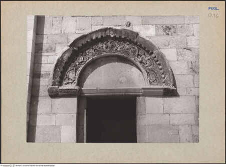 Vorderseite von Ficarelli, Bari [https://www.deutsche-digitale-bibliothek.de/content/lizenzen/rv-ez/] Archivolte mit mit Köpfen, Löwen, Adlern und fantastischen Reptilien - Gesamtansicht, bh095287_recto. Foto: Ficarelli, Michele.