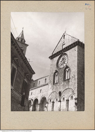 Vorderseite von Ficarelli, Bari [https://www.deutsche-digitale-bibliothek.de/content/lizenzen/rv-ez/] CattedraleSüdfassadeSüdquerhausarm - Seitenansicht fon Südwesten, bh095288_recto. Foto: Ficarelli, Michele.