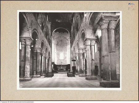 Vorderseite von Ficarelli, Bari [https://www.deutsche-digitale-bibliothek.de/content/lizenzen/rv-ez/] CattedraleMittelschiff und Arkaden - Ansicht von Westen (nach der Restaurierung), bh095292_recto. Foto: Ficarelli, Michele.