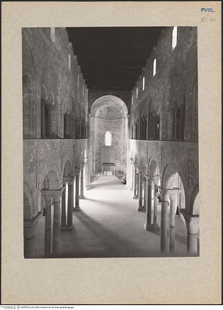 Vorderseite von Ficarelli, Bari [https://www.deutsche-digitale-bibliothek.de/content/lizenzen/rv-ez/] CattedraleMittelschiff und Arkaden - Ansicht von Westen (nach der Restaurierung), bh095293_recto. Foto: Ficarelli, Michele.