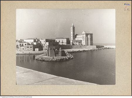 Vorderseite von Ficarelli, Bari [https://www.deutsche-digitale-bibliothek.de/content/lizenzen/rv-ez/] Cattedrale - Ansicht von Südosten, bh095294_recto. Foto: Ficarelli, Michele.