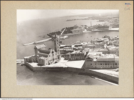 Vorderseite von Ficarelli, Bari [https://www.deutsche-digitale-bibliothek.de/content/lizenzen/rv-ez/] Cattedrale - Luftaufnahme von Nordwesten, bh095319_recto. Foto: Ficarelli, Michele.