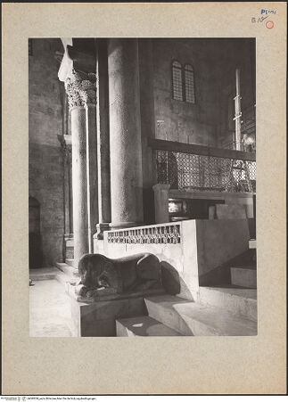 Vorderseite von Ficarelli, Bari [https://www.deutsche-digitale-bibliothek.de/content/lizenzen/rv-ez/] CattedraleVierung, Querhaus und ApsidenPresbyterium (Vierung und Hauptapsis) - Detail des Eingangs, bh095339_recto. Foto: Ficarelli, Michele.