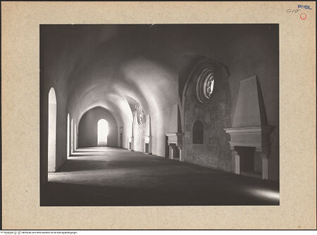 Vorderseite von Ficarelli, Bari [https://www.deutsche-digitale-bibliothek.de/content/lizenzen/rv-ez/] CastelloObergeschoss, Nordostflügel (?), Saal - Innenansicht (nach der Restaurierung), bh095340_recto. Foto: Ficarelli, Michele.