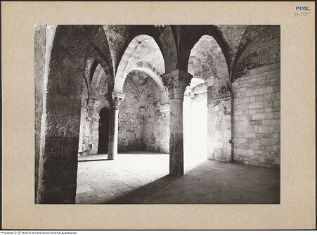 Vorderseite von Ficarelli, Bari [https://www.deutsche-digitale-bibliothek.de/content/lizenzen/rv-ez/] CastelloEingangshalle - Innenansicht (nach der Restaurierung), bh095370_recto. Foto: Ficarelli, Michele.