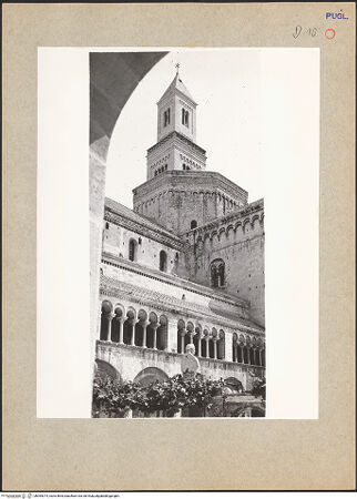 Vorderseite von Ficarelli, Bari [https://www.deutsche-digitale-bibliothek.de/content/lizenzen/rv-ez/] CattedraleSüdseite und Südquerhaus - Galerie und Obergaden von Südwesten, bh095374_recto. Foto: Ficarelli, Michele.