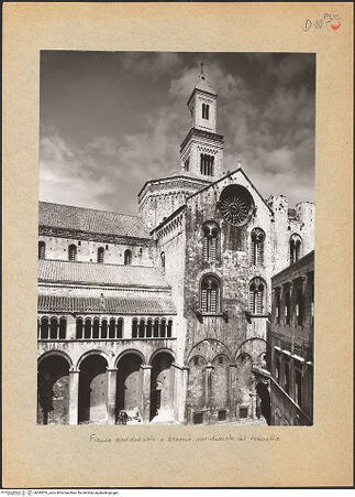 Vorderseite von Ficarelli, Bari [https://www.deutsche-digitale-bibliothek.de/content/lizenzen/rv-ez/] CattedraleSüdseite und Südquerhaus - Teilansicht von Südwesten (nach der Restaurierung), bh095376_recto. Foto: Ficarelli, Michele.