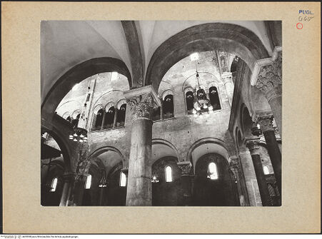 Vorderseite von Ficarelli, Bari [https://www.deutsche-digitale-bibliothek.de/content/lizenzen/rv-ez/] San NicolaMittelschiff - Ansicht von Süden, bh095388_recto. Foto: Ficarelli, Michele.