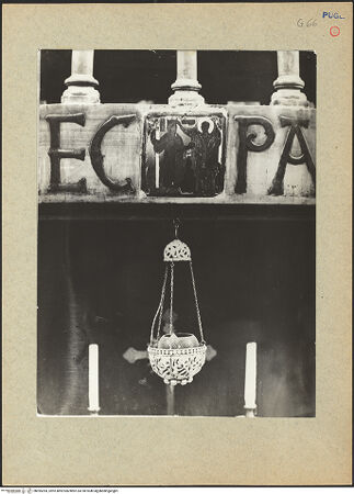 Vorderseite von Ficarelli, Bari [https://www.deutsche-digitale-bibliothek.de/content/lizenzen/rv-ez/] Ziborium - Westseite, Detail: Plakette mit der Krönung Rogers II. durch den Heiligen Nikolaus (jetzt Tesoro di San Nicola), bh095394_recto. Foto: Ficarelli, Michele.