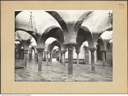 Vorderseite von Ficarelli, Bari [https://www.deutsche-digitale-bibliothek.de/content/lizenzen/rv-ez/] San NicolaKrypta - Seitenansicht von Nordosten (nach der Restaurierung, 1953-1954), bh095405_recto. Foto: Ficarelli, Michele.