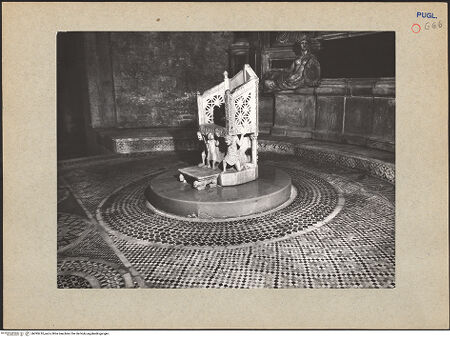 Vorderseite von Ficarelli, Bari [https://www.deutsche-digitale-bibliothek.de/content/lizenzen/rv-ez/] Mosaikfußboden des Presbyteriums - Das Rad des Bischofsthrons, bh095410_recto. Foto: Ficarelli, Michele.