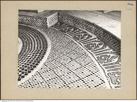 Vorderseite von Ficarelli, Bari [https://www.deutsche-digitale-bibliothek.de/content/lizenzen/rv-ez/] Mosaikfußboden des Presbyteriums - Detail der kufischen Inschrift, bh095412_recto. Foto: Ficarelli, Michele.