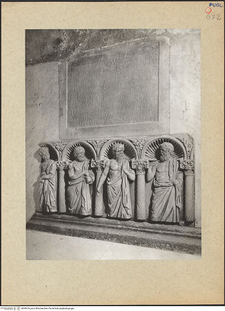 Vorderseite von Ficarelli, Bari [https://www.deutsche-digitale-bibliothek.de/content/lizenzen/rv-ez/] Grabmal des Abtes Elia - Seitenansicht, bh095416_recto. Foto: Ficarelli, Michele.