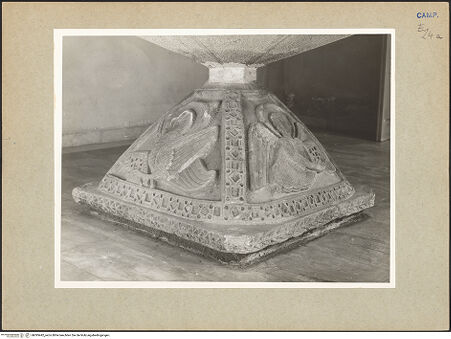 Vorderseite von Bibliotheca Hertziana [https://www.deutsche-digitale-bibliothek.de/content/lizenzen/rv-fz/] Sockel des Taufbeckens - Johannes und Matthäus, bh095442_recto. Foto.