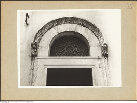 Vorderseite von Bibliotheca Hertziana [https://www.deutsche-digitale-bibliothek.de/content/lizenzen/rv-fz/] Archivolte und Tympanon, bh095443_recto. Foto.