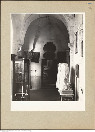 Vorderseite von Bibliotheca Hertziana [https://www.deutsche-digitale-bibliothek.de/content/lizenzen/rv-fz/] San Domenico - Vorhalle der Sakristei (Teil der alten Kirche - 13. Jh.), bh095452_recto. Foto: Hutzel, Max.