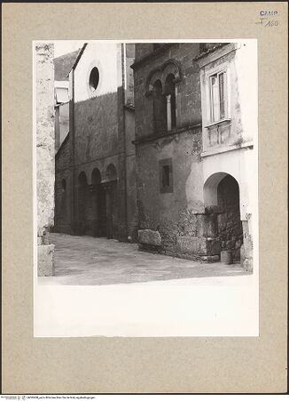 Vorderseite von Hutzel, Max [https://www.deutsche-digitale-bibliothek.de/content/lizenzen/rv-ez/] San Salvatore Maggiore a Corte - Fassade und Campanile, bh095488_recto. Foto: Hutzel, Max.