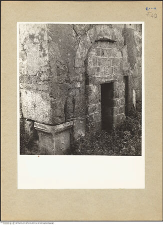 Vorderseite von Hutzel, Max [https://www.deutsche-digitale-bibliothek.de/content/lizenzen/rv-fz/] Sant'Angelo OdoaldisPortikus und Fassade - Detail der außen Ecke, bh095498_recto. Foto: Hutzel, Max.