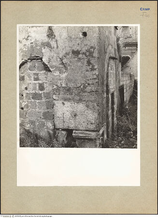 Vorderseite von Hutzel, Max [https://www.deutsche-digitale-bibliothek.de/content/lizenzen/rv-fz/] Sant'Angelo OdoaldisPortikus und Fassade - Detail der außen Ecke, bh095499_recto. Foto: Hutzel, Max.